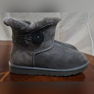 WOMENS UGG AUSTRALIA CLASSIC GRAY SUEDE SHORT BOOTS S/N 3352 US SZ 7